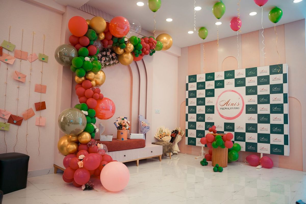Salon interior dressed with balloons