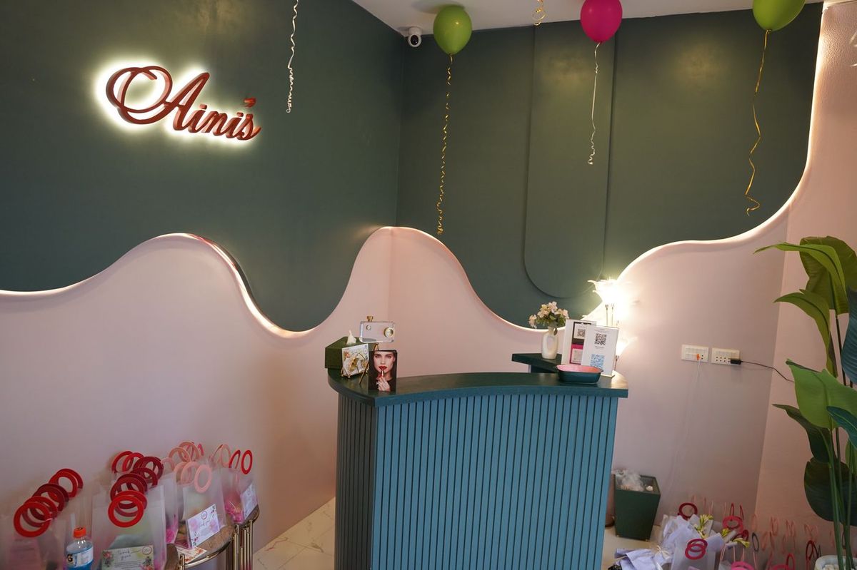 Reception desk with the Aini's sign