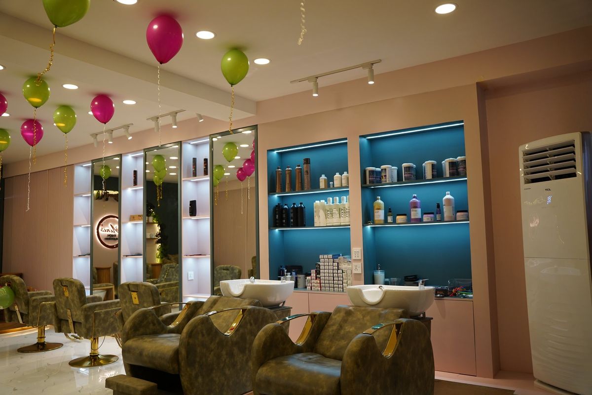 Aini's salon styling stations and wash area