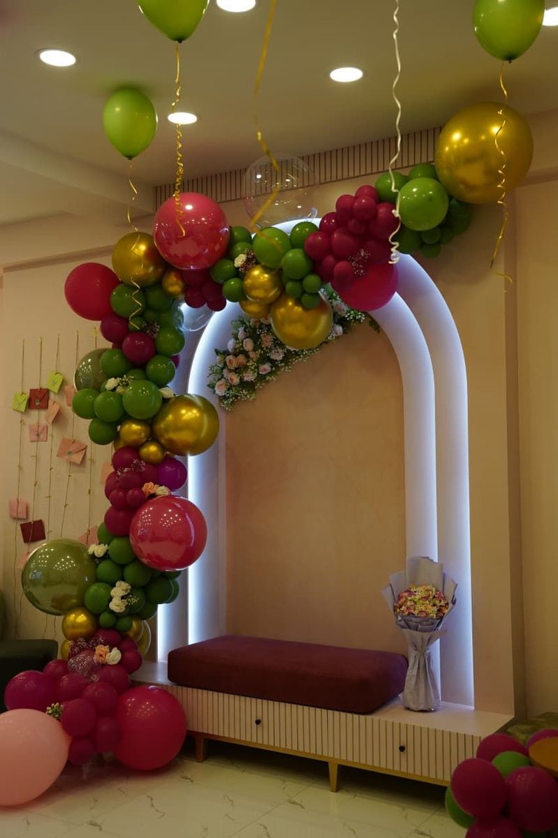 Selfie booth arch with balloons